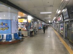 明洞駅に到着です。
ソウルの地下鉄、電車は全てホームドア設置。
息苦しいと言えば息苦しいですが・・・安全のため。