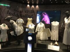 ウィンブルドン ローン テニス博物館に入場。
意外と狭いです。
女子選手の服装の歴史。