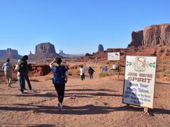 John Ford Point (ジョン・フォードポイント）に到着 (17:46）

西部劇映画の巨匠として有名な John Ford 監督が好んでカメラをセットした場所で絶好の記念写真ポイントでもある