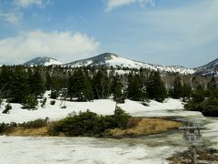 睡蓮沼にも寄ってみました。
湖面に映る八甲田の山々がキレイ！なはずなんですが、5月に入ったばかりのこの時期はまだ湖面が雪に覆われていました。