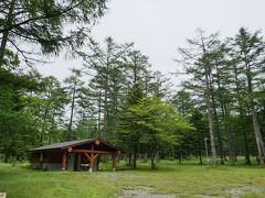 12:30 戸隠イースタンキャンプ場へチェックイン。
写真の建物はトイレ。
バンガローは粗末な避難小屋みたい。
しかし、電源があるということで道路はさんだ戸隠キャンプ場よりこちらを選択。