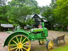 むか～～し見学したけど、オルゴール博物館もあります。

HPより
『　山梨県清里高原萌木の村博物館「ホール・オブ・ホールズ」は、アンティーク・オルゴールを含む自動演奏楽器と、日本の伝統的な食器を収蔵・展示・研究しています。
なかでも自動演奏楽器については、実際にその演奏を楽しんでいただくことを中心に多彩な活動を行っています。
レコードやラジオが発達するまで、人々の暮らしにさまざまな音楽を提供してきた自動演奏楽器は、その演奏を通じて私たちに過去の人々の感性や驚き、感動をそのままに伝えてくれます。
 　また、暮らしの中で使われてきた日本の伝統的な食器は、私たちの祖先の美意識を伝えるとともに、こころ豊かな生活をおくるためのヒントを示してくれます。
 　過ぎ去った時代の暮らしや文化を次世代に受け継ぐ役割を果たしつつ、楽しく開かれたミュージアムとして活動を続けています。』
営業時間のご案内
■　開　館／10：00
 ■　閉　館／17：00（最終入館16：30）
■　年中無休（展示作業などのために臨時休館させていただく場合があります）
■　オルゴールホール入室料／一般800円、小～専・大学生500円、小学生未満無料
 