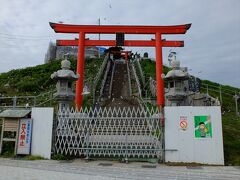 さて、いよいよ蕪島の蕪島神社手前まで来たSUR SHANGHAI。

ただし、岩礁の上に立つ蕪島神社は、この時は平成27年（2015年）の火災後の修復途中で境内へは立ち入り禁止だったのが残念。
出ていたお知らせ看板によると、2020年3月の完成を予定しているようです。
仮の社務所は上記の駐車場からの道筋にあり、数軒の軽食屋台も出ていました。