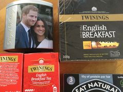 ロンドン ヒースロー空港 (LHR)　の免税店
ワールドデューティーフリー (ターミナル5) で余ったポンドで
紅茶を買いました。
クッキーはスーパーのテスコで買いました。