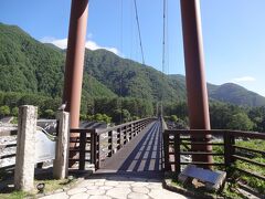 　心配したのに、床は鉄板で、何にも怖くない。
　でも長い！
　長さ146m。
　太田切川に架かる歩行者専用の橋だった。
