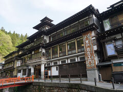 ●能登屋旅館＠銀山温泉

銀山川沿いに、所狭しと旅館が立ち並んでいます。
一番、ごっつそうな旅館です。
「木戸佐左工門」とは、旅館創業時の当主の名前です。
