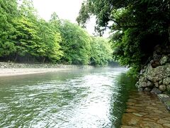 御手洗場にきました。
水かさ...
足元要注意！