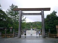 あそらの茶屋近くにある外宮前バス停から内宮に向かいます。
雨が少しパラついていたけれど、すぐにやみました。

おじゃまします(*´∀｀*)