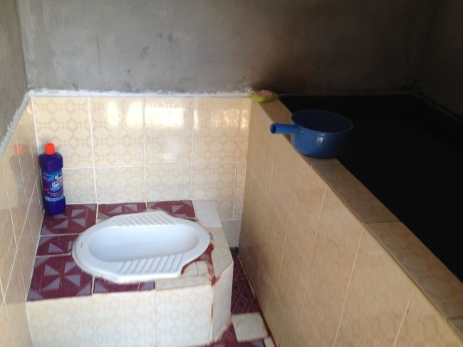 シャワーはもちろんなく、毎日このようなトイレの隣にある本当に綺麗なのかもわからない溜水で水浴び。もちろん洗濯は井戸水で手洗いです。