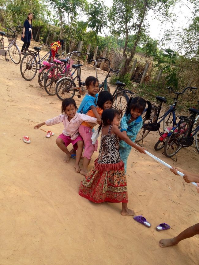 学校ではタオルで綱引きをしたり、輪ゴムで髪をいろいろ工夫しながら結んだり、日本では何気ないようなものまでもが遊び道具になっていました。