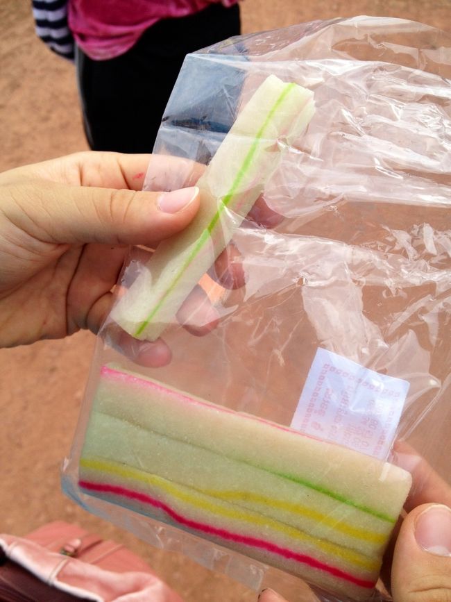 売店で売られている食べ物もカビが生えていたり、得体の知れないものが沢山並んでいました。(もちろん美味しいものもありますが)