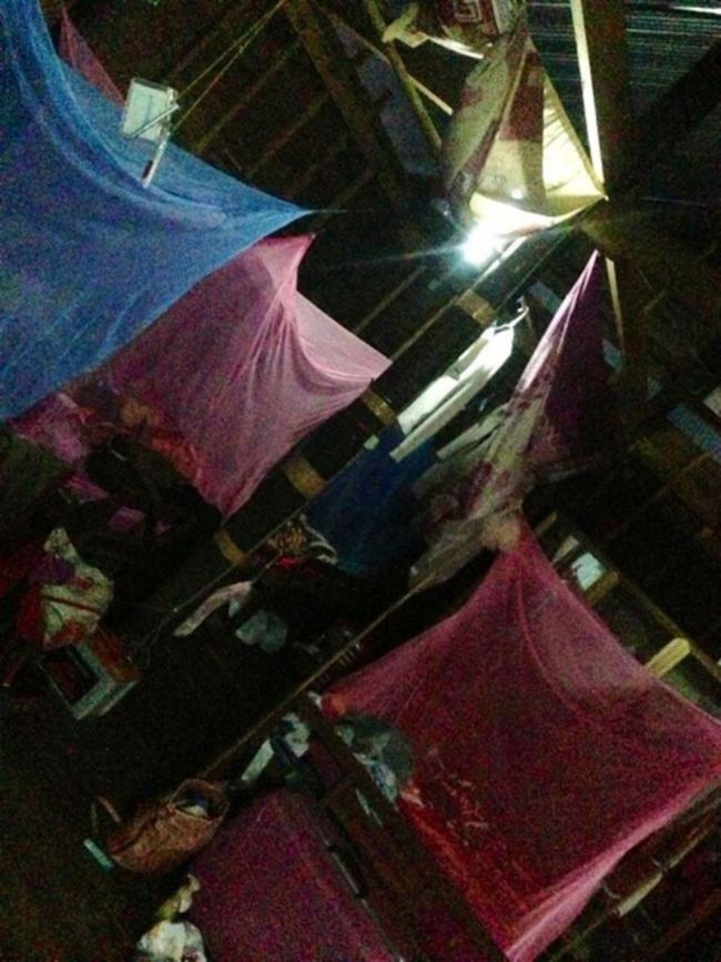こんな感じで虫が多いためベッドには蚊帳を張り、薄暗い中で寝泊まり。