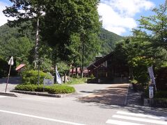 　道路脇に空地のような駐車場があったので、こっそり停めます。
　「ここが、早太郎温泉か・・」
　目の前に『こまくさの湯』の看板で、その駐車場のようだ。
　日帰り温泉ともなっているので、客と思われるはず・・
