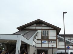 嵯峨嵐山駅に到着。
月曜日だったこともあり今まで静かだったのに、ここに来たら急に観光客が増えていた。