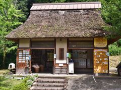 せんべい焼き　

「鶴次郎商店」ではせんべいの手焼き体験ができます。