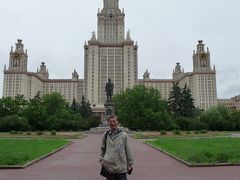 　最初に行ったのはモスクワ大学。
　1953年 レフ・ルードネフによる建築で、高さ約２３６ｍ、正面幅は約４５０mという巨大さに圧倒されました。