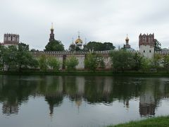 　ノヴォデヴィッチ修道院は城壁に囲まれていて湖越しに見た姿はとてもきれいです。