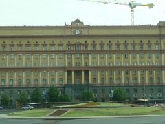 　車窓から
　ルビャンカ広場に建つ旧KGB本部。コヮ～。