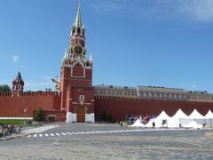 　赤の広場の正面からスパスカヤ塔を見ています。赤い壁の中にクレムリンの中枢をなす建物があります。
　３日後の６月１２日はロシアの独立記念日で、その準備で赤の広場は柵で仕切られ壁の近くに行けません。