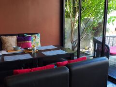 旅行2日目。
併設のレストランで朝食をとるため、1階奥のレストランへ。
スペースは小ぶりだけどお酒の瓶がBarのようにズラリと並んでいたので、ハイシーズンは夜も営業しているのかもしれない。　