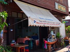 遅めのランチはTrip adviserで見つけた“Kao Soi Ton Nam”。
カオソイは北タイ名物のイメージでナーンが含まれるのかは不明だけど、口コミが高評価だったから即決。