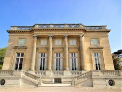 Château de Versailles（ヴェルサイユ宮殿）
「Le domaine de Marie-Antoinette / 小トリアノン宮殿」

10月04日（日）

"Petit Trianon / プチ・トリアノン"

西に広がるフランス式庭園から眺める
小トリアノン宮殿

ルイ15世の公妾ポンパドゥール夫人のために
建てられたものですが、完成前に夫人は亡くなり
後にルイ16世が王妃マリー＝アントワネットに与え
イギリス式の庭園にはアモーとよばれる
農村の小集落を模したものが造られ
小トリアノン宮で過ごし村里の小径を
散歩するひとときになによりの
幸せを感じていたことでしょう・・・

