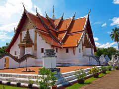 車で少し移動して、最初のナーン観光は壁画が有名なWat Phu Minからスタート。