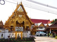 車で移動中、太陽の光を浴びて妙にギラギラ輝く寺院を発見。
Wat Si Phan Tonは規模は小さいけれど、本堂の存在感が半端ないので寄り道してみることに。