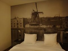 ベッドの後ろのパネルは、オランダの風景のモノクロ写真。これは前の部屋のイラストの方が好きだな。
このモノクロ写真のお部屋は、ルームカテゴリーに（FACTRY）と付いています。
1泊目と2泊目に泊まった、可愛いイラストのお部屋は (Taste) と付いています。
