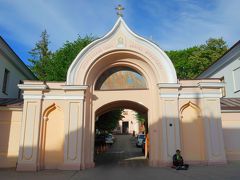このロシアチックな門構えは聖霊教会。
ロシア正教会の入口です。まだ開いてそうなので入ってみます。
