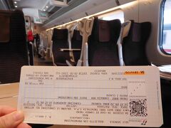 本日はローマからパリへ移動します。

自動券売機で買ったチケット、こんなでした！と写真に撮ったら逆さまだったことに今気づきました。。。

ローマ・テルミニ駅発９：２０ー９：５２フィウミチーノ空港駅着で１９.５ユーロでした（約２６００円）。