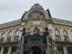 こちらは正面入口に豪華な装飾が施された市民会館。

チェコ経験者から、ガイドツアーに参加した方がいいとお勧めされた建物だけど、とりあえず初日はプラハの街の全体像をつかむよう、外観だけ見て回ることにした。
