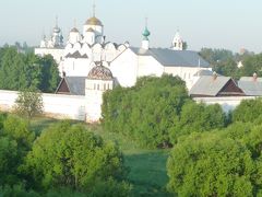 　ポクロフスキー修道院修道院です。ここも城壁で囲まれています。