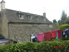 BIBURY VILLAGE HALL　です。
ボートンオンザウォーターからルートA429を少し南に行くと
同じコッツウォルズ地方の観光地　バイブリーです。