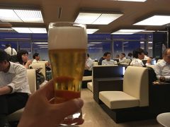 ANAラウンジでビールプハァ♪
金曜の夜ということでスーツ姿の方々が多い中、ひとりリゾート仕様でちょっと浮いてる？ｗ