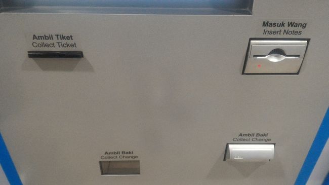 最後にお金を払う。<br />この機械は現金のみです。<br />レシートみたいな紙が出てきます、それがバスチケットです。