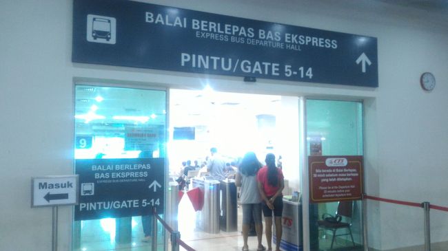 長距離バスのエントランスはこちらです。<br />チケットのチェックがあります。<br />中に椅子がありますので、そちらで待ちます。<br /><br />出来るだけ自分からグイグイ聞きに行かないと、<br />乗り場が分からないので。<br />モニターはありますが、あんまり信じないほうがいいかもです。