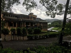 雨が強くなってきました。
車での移動中には土砂降りに！
やってきたのは犬山二大目的地の二つ目、博物館明治村です。
すごい雨！