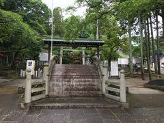 お隣にある針綱神社にやってきました。
境内のそり橋です。