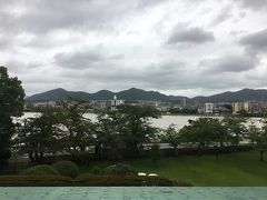 おはようございます。
3日目。
ギリギリ雨は降っていません。
木曽川も比較的穏やかに見えます。
(普段の姿を知りませんが。)
ベッドが良いのか、ぐっすり眠ることが出来ました。