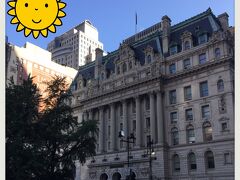 ニューヨーク市庁舎。
歴史的な建物ですね。
それにしてもこの日は
いい天気でした～！！！！
