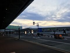 予定より早い18:50に成田空港到着！
ANAなので、第一ターミナルで降りました。
21:35発のフライトなので、時間には余裕あり。
でも今回、成田空港でやることが3つあったので、早めに着いてよかった。