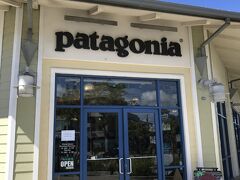 到着した2つ目の目的地はこちら、Patagonia!
Haleiwaの店舗にしか行ったことが無かったから、ここは初めて。