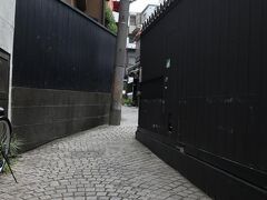 かくれんぼ横丁
黒塀で石畳の小路は、神楽坂の代名詞みたいなもの。
