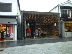 写真でも豪雨っぷりがわかるでしょ（有名なスターバックス太宰府店、雨宿り客で満員状態でした。友人二人も言ってましたが、雰囲気よさそうで入りたかったなあ）。