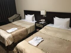 秋田ビューホテルにチェックイン。浅草などにもあるチェーンホテル。ツインルームのシングルユースだが、部屋は広々としている。