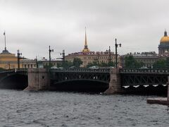 　ネヴァ川にかかる宮殿橋