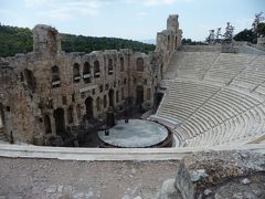 アクロポリスはちょっとした山登りで、上がっていく途中でディオニソス劇場やアティコス音楽堂を見ながら、頂上のパルテノン神殿に上がる。日差しがきつく汗が出る。ほとんどの施設が修復中で写真にクレーンが入ってしまうのが残念。でも、いろいろな石にギリシャ文字が入っているのは楽しい。

アティコス劇場