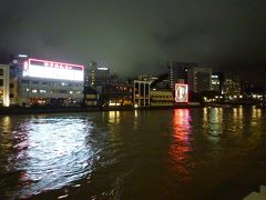 ホテルに戻る途中で那珂川を見物。屋台もこの天気で一軒しか出てないし、おいおい、すごい水量で氾濫するんじゃないかと少々はらはらしました。