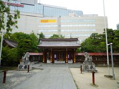 地下鉄で天神まで行き、二番目の目的地、警固神社に到着。天神のど真ん中に鎮座まします。